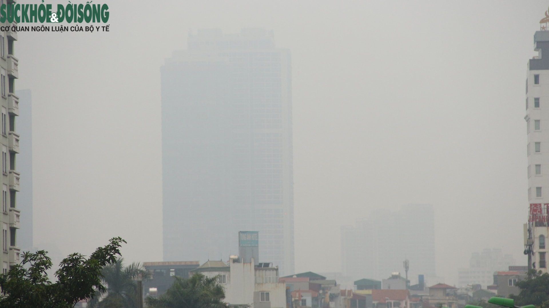 Chùm ảnh: Hà Nội bị bao phủ bởi làn sương mù màu trắng đục - Ảnh 6.