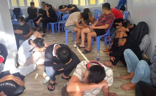 Đà Nẵng: Phát hiện 71 người đang phê pha ma túy tại quán karaoke - Ảnh 2.