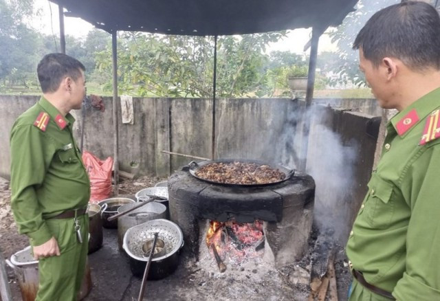 Hà Tĩnh: Đột nhập, thu giữ gần 1 tấn mỡ động vật không rõ nguồn gốc - Ảnh 1.