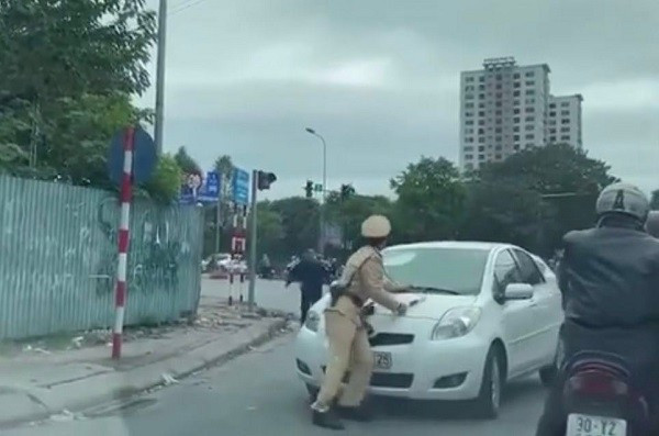 Bị yêu cầu dừng xe, nữ tài xế ô tô đâm thẳng vào cảnh sát giao thông - Ảnh 2.