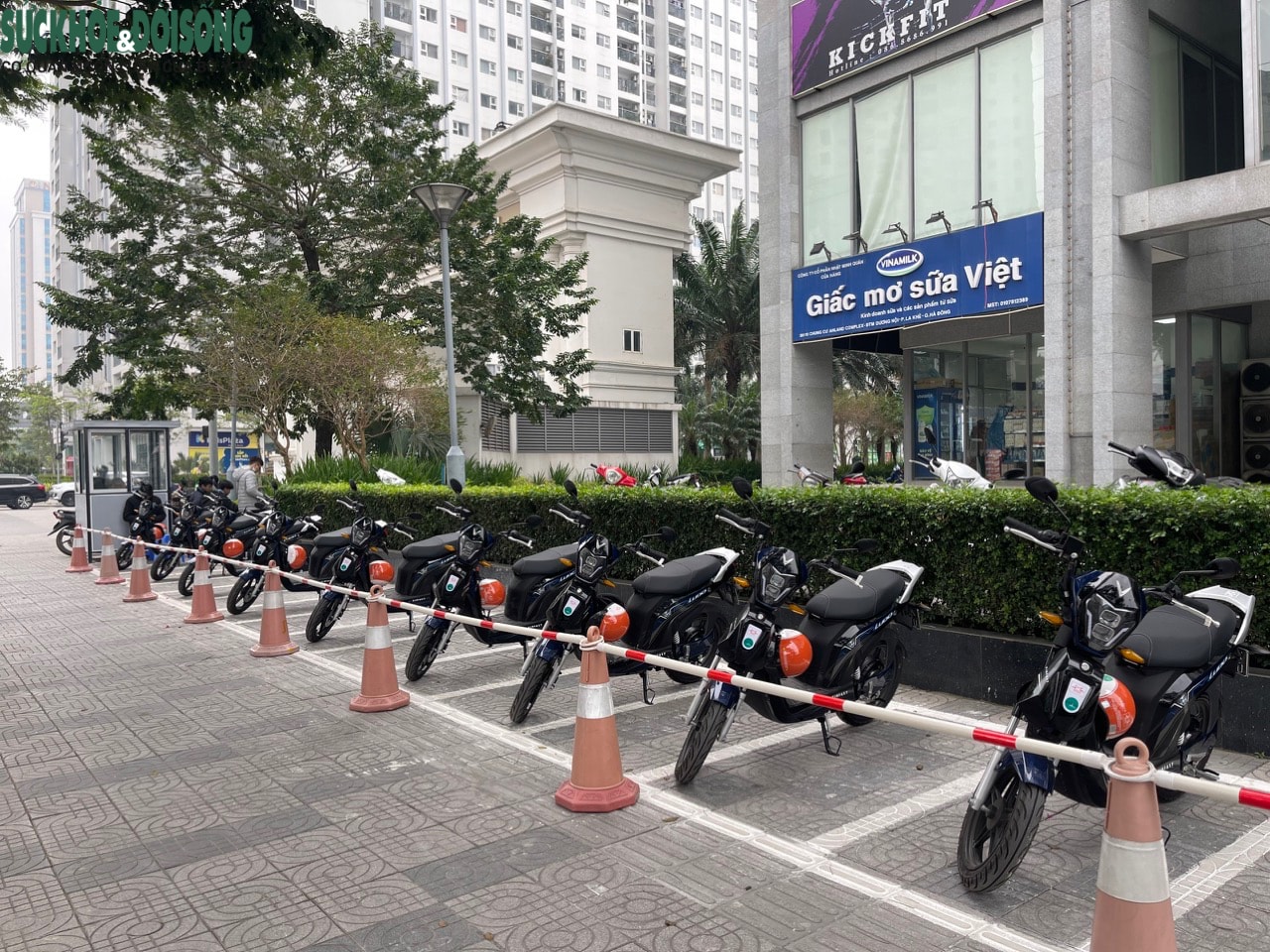 Thí điểm mô hình xe điện 2 bánh kết nối phương tiện vận tải hành khách công cộng tuyến BRT, từ nhà chờ BRT Văn Khê đến trung tâm thương mại AEON Hà Đông. Đây là chương trình nằm trong khuôn khổ Dự án nghiên cứu hợp tác giữa Trường Đại học Công nghệ GTVT và 46 đối tác quốc tế trong việc tích hợp các giải pháp di chuyển bằng điện tại các đô thị trong đó có Hà Nội.