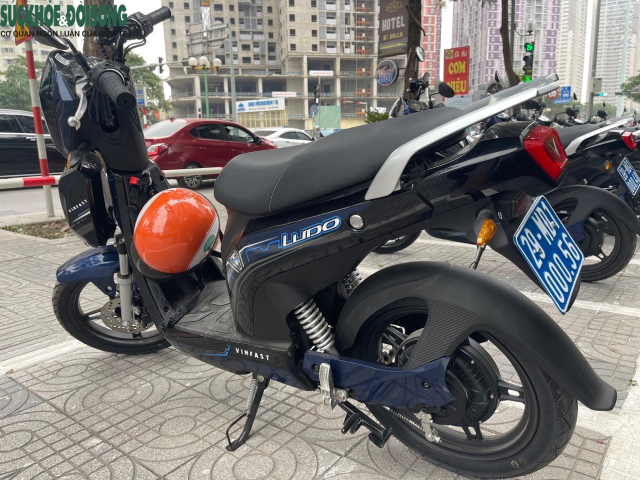 Trong đợt thí điểm này, 25 xe điện được bố trí ở cả hai điểm đầu cuối (nhà chờ xe buýt nhanh BRT và siêu thị AEON Hà Đông). Mỗi xe điện được trang bị 2 mũ bảo hiểm, bình điện luôn được sạc đầy và chở được từ 1 đến 2 người, mỗi lần khách được mượn sử dụng là 20 phút/lượt.