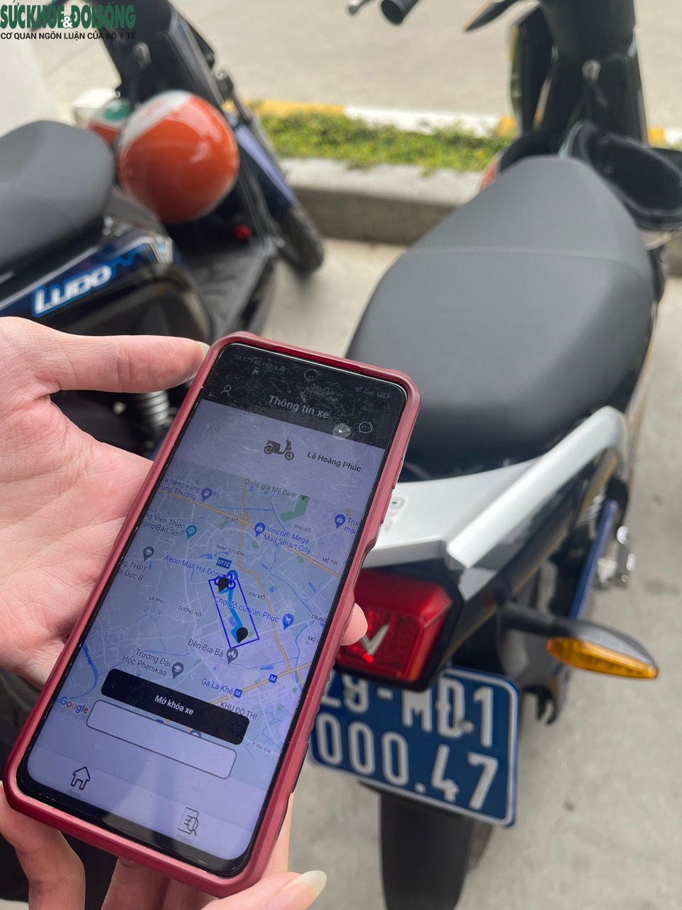 Do xe điện 2 bánh được vận hành trên nền tảng công nghệ thông minh nên trước khi mượn xe để lưu thông trên đường, hành khách phải tải ứng dụng (app) xuống điện thoại có kết nối mạng. Sau đó, đăng ký các thông tin cá nhân, chụp bằng lái xe máy, căn cước công dân... Khi đã đăng ký xong, quá trình mượn, vận hành phương tiện sẽ được theo dõi, quản lý thông qua app.