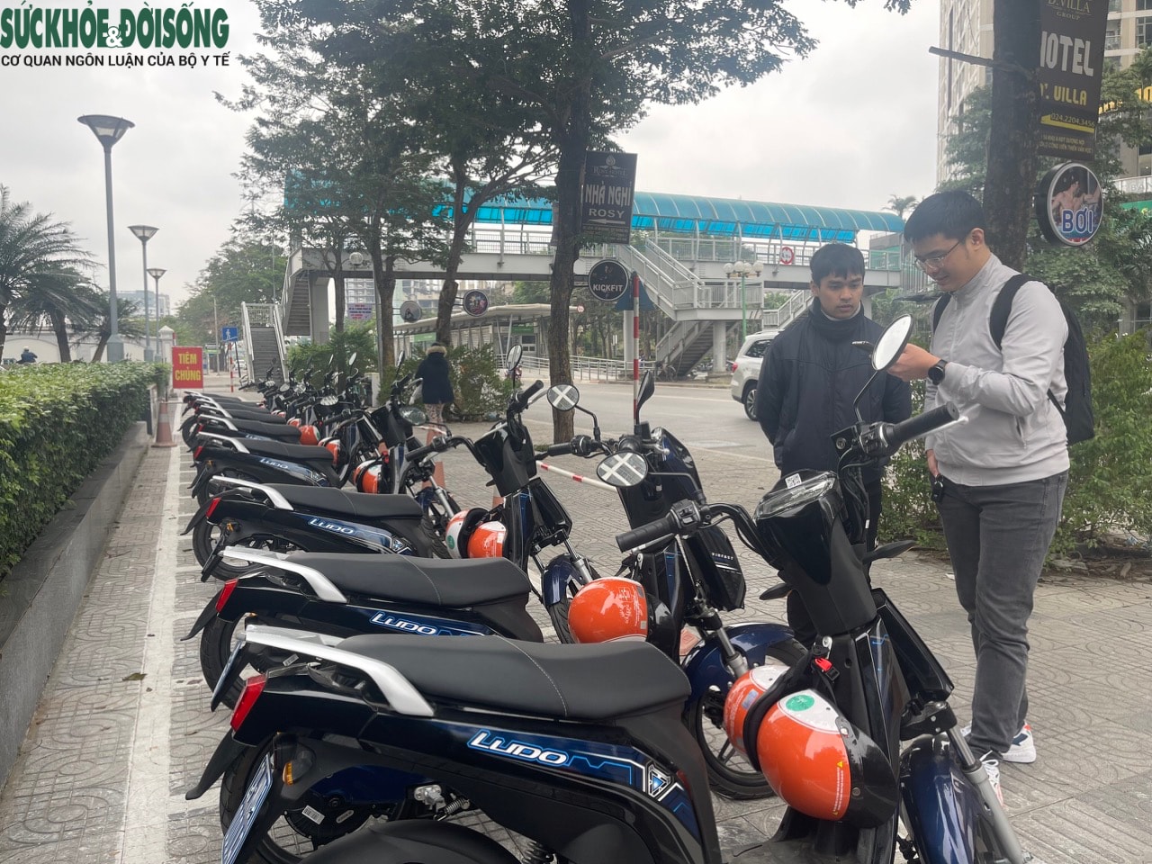 Nhiều người dân đi qua đây không khỏi tò mò, và được các bạn sinh viên hướng dẫn cách đăng ký tài khoản qua app và quy trình mượn xe để di chuyển.