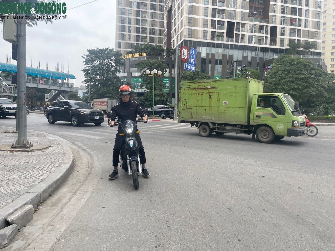 Hình ảnh xe điện 2 bánh di chuyển từ điểm nhà chờ buýt nhanh BRT Văn Khê qua trung tâm thương mại AEON Hà Đông.