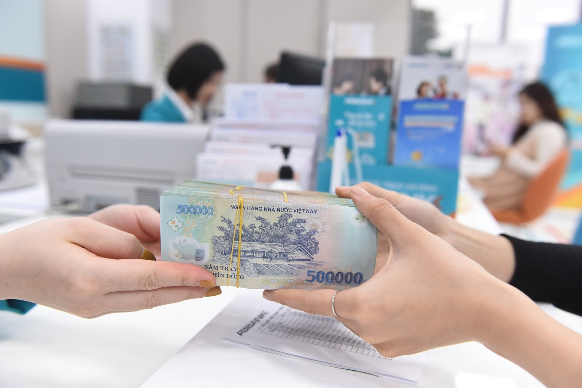 Thủ tướng chỉ đạo tháo gỡ vướng mắc, cung ứng vốn tín dụng cho nền kinh tế - Ảnh 1.