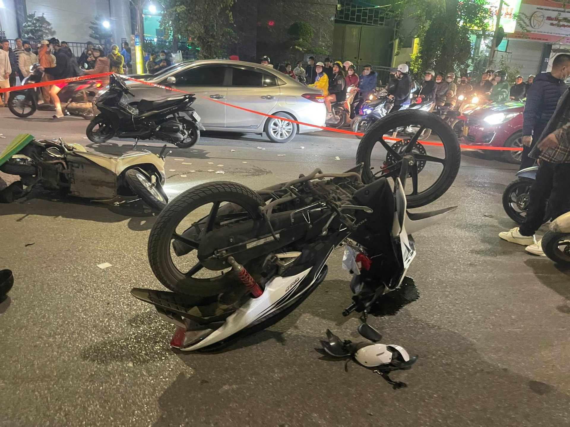 Truy tìm tài xế xe máy tông chết người ở Hà Nội - Ảnh 2.