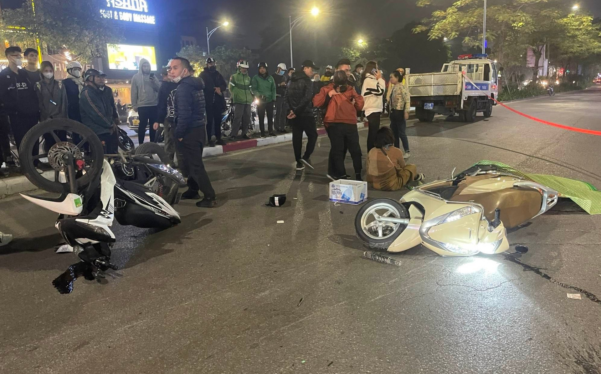 Truy tìm tài xế xe máy tông chết người ở Hà Nội - Ảnh 1.
