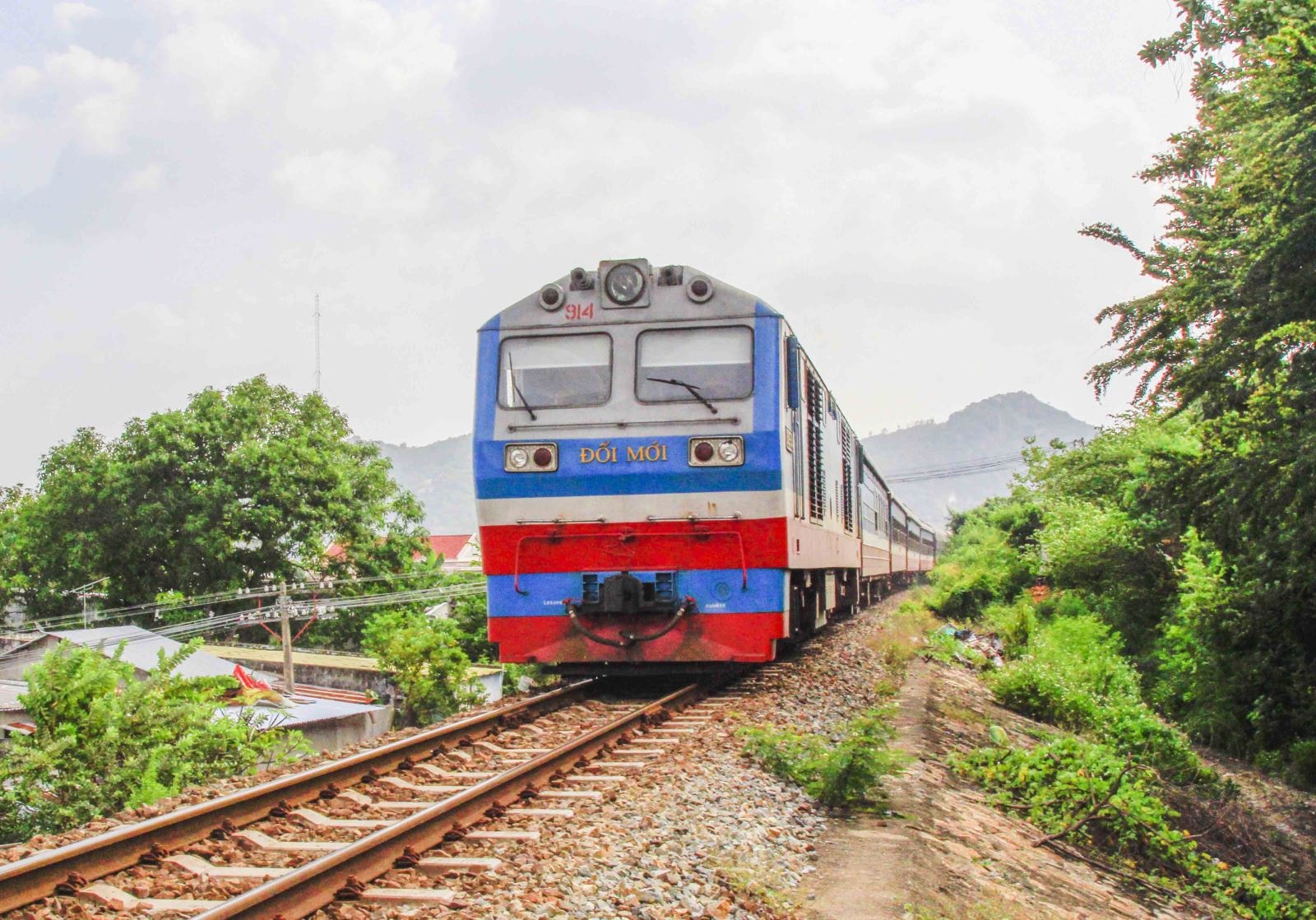 Vé tàu Tết Quý Mão 2023 vẫn còn trống 50.000 chỗ - Ảnh 1.