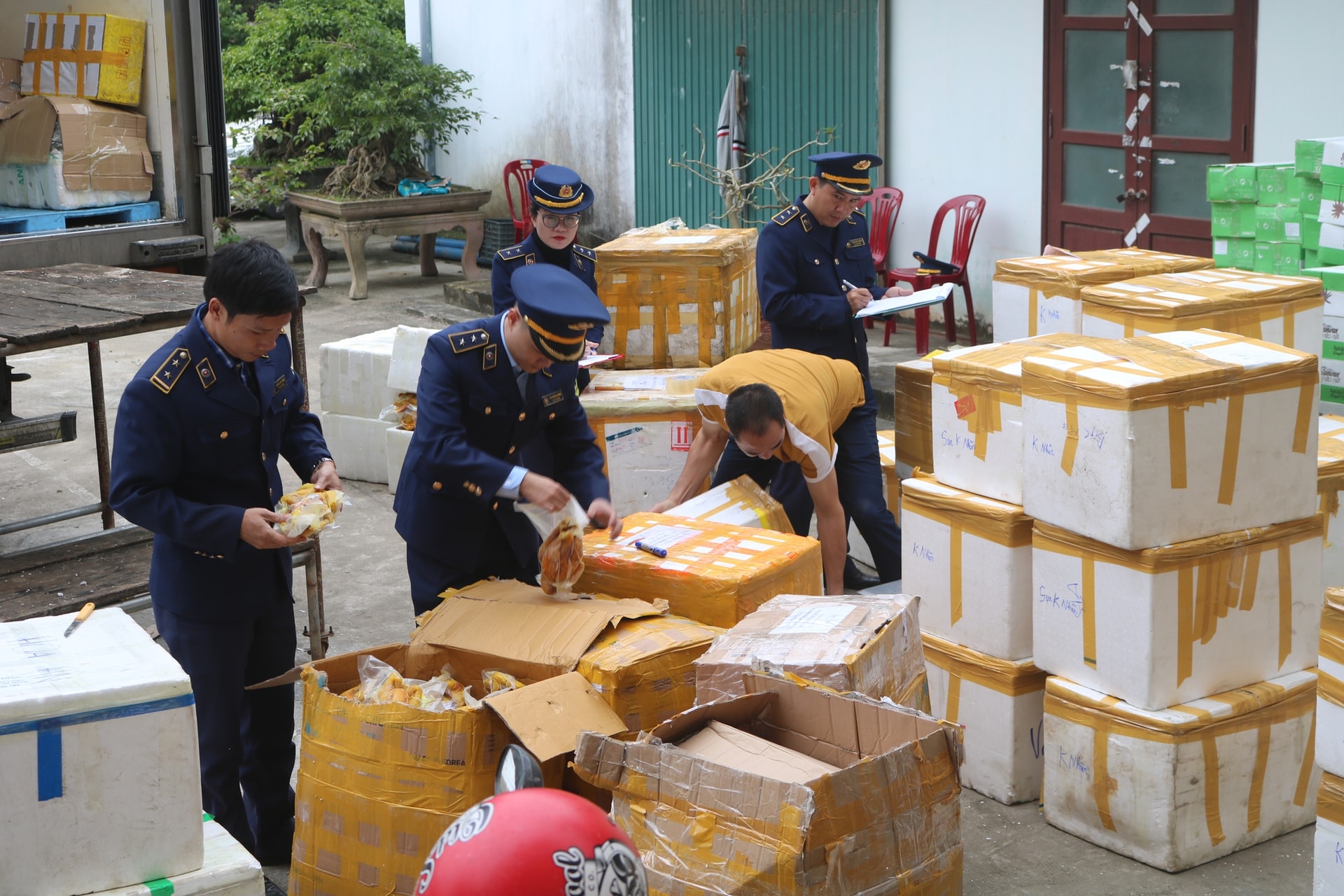 Thu giữ hơn 6 tấn thực phẩm đông lạnh bốc mùi hôi, không có hóa đơn, chứng từ - Ảnh 1.