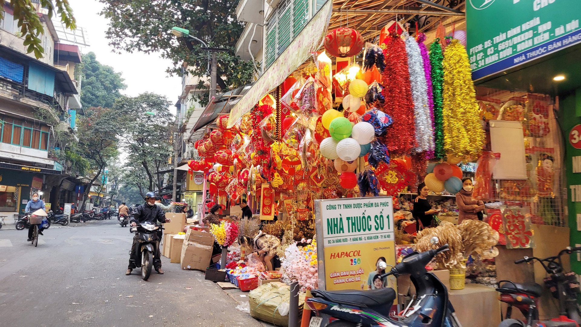 Hà Nội: Sản phẩm trang trí Tết Quý Mão ngập tràn phố Hàng Mã, giá chỉ từ 20.000 đồng - Ảnh 4.