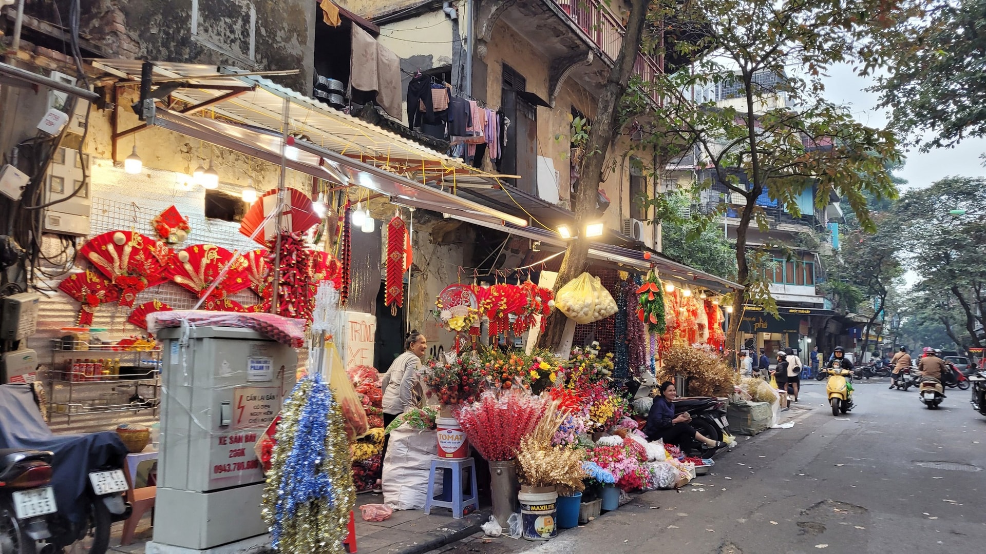 Hà Nội: Sản phẩm trang trí Tết Quý Mão ngập tràn phố Hàng Mã, giá chỉ từ 20.000 đồng - Ảnh 5.