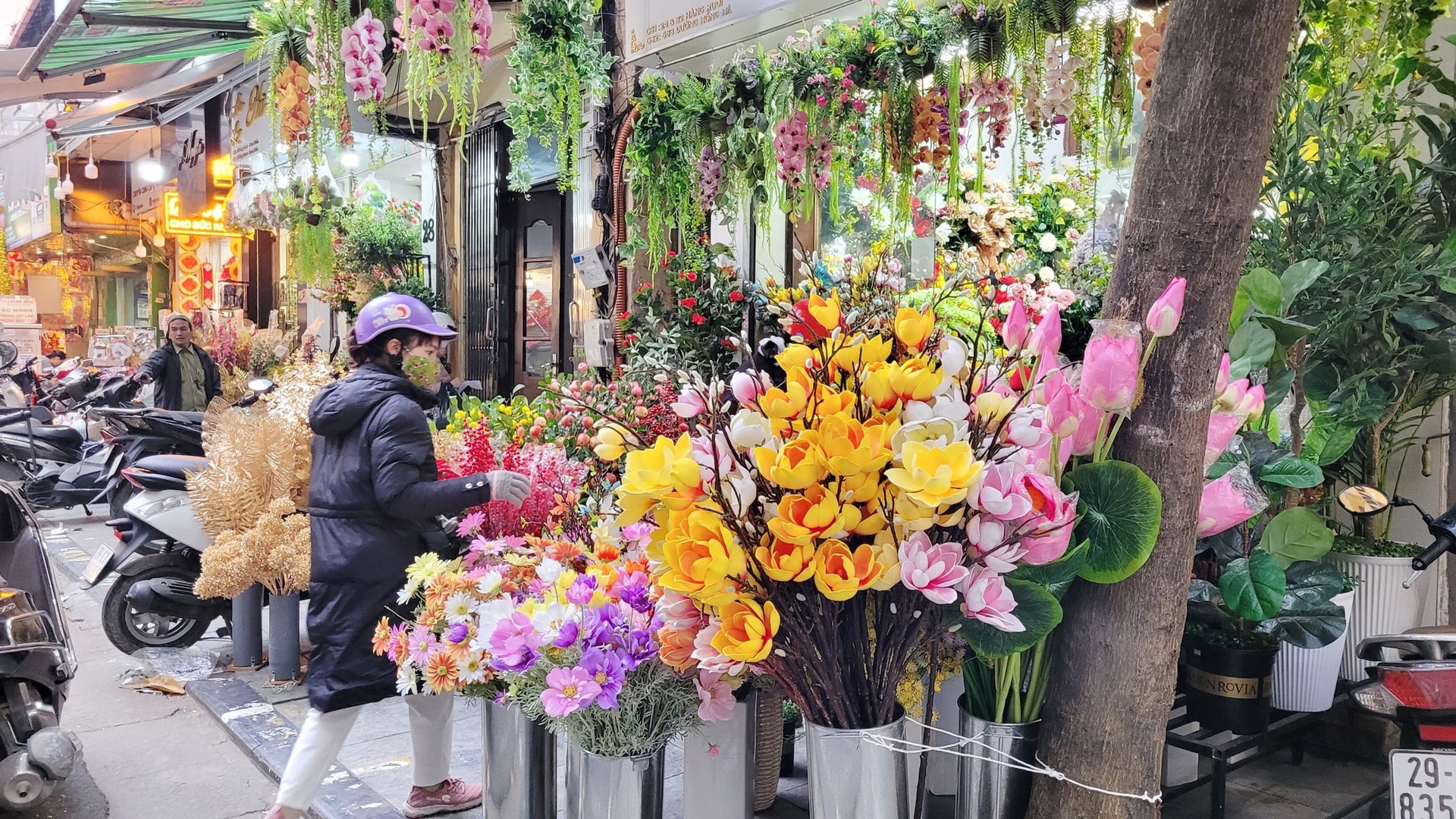 Hà Nội: Sản phẩm trang trí Tết Quý Mão ngập tràn phố Hàng Mã, giá chỉ từ 20.000 đồng - Ảnh 6.