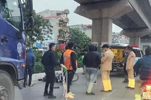 Va chạm với xe bồn chở xăng 2 người nguy kịch trên đường Nguyễn Trãi - Ảnh 1.