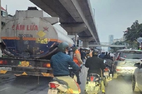Va chạm với xe bồn chở xăng 2 người nguy kịch trên đường Nguyễn Trãi - Ảnh 2.