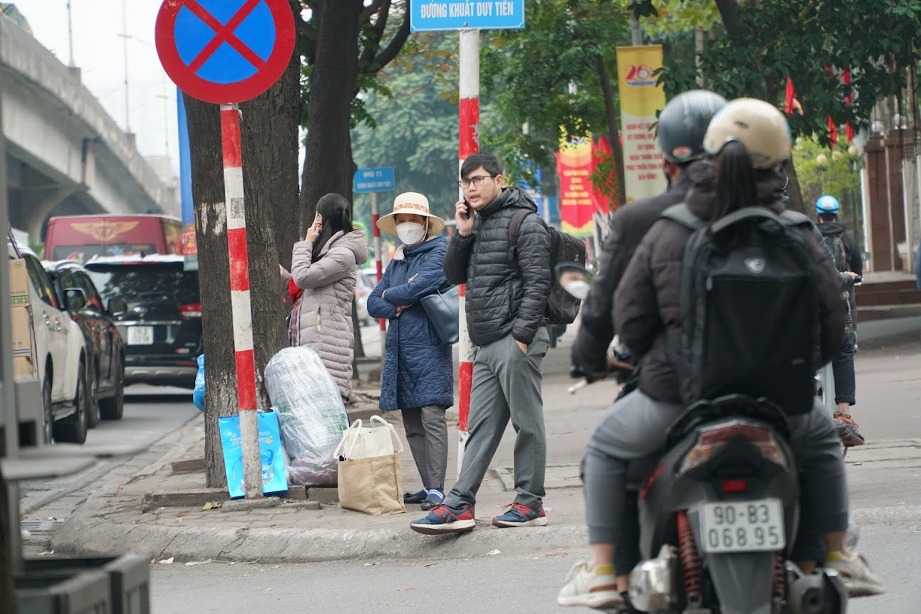 Người dân 'tay xách, nách mang', hối hả rời khỏi Thủ đô để nghỉ Tết Quý Mão 2023 - Ảnh 4.