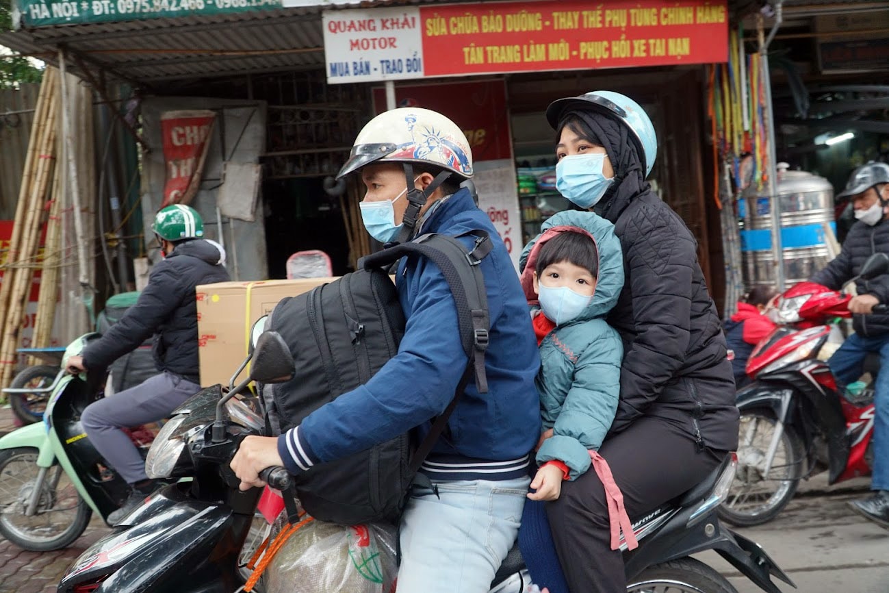 Người dân 'tay xách, nách mang', hối hả rời khỏi Thủ đô để nghỉ Tết Quý Mão 2023 - Ảnh 5.