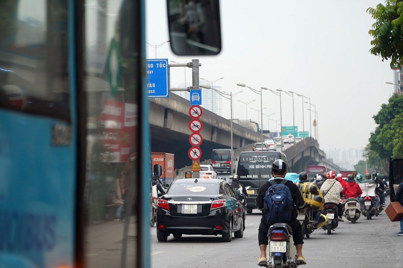 Người dân 'tay xách, nách mang', hối hả rời khỏi Thủ đô để nghỉ Tết Quý Mão 2023 - Ảnh 8.