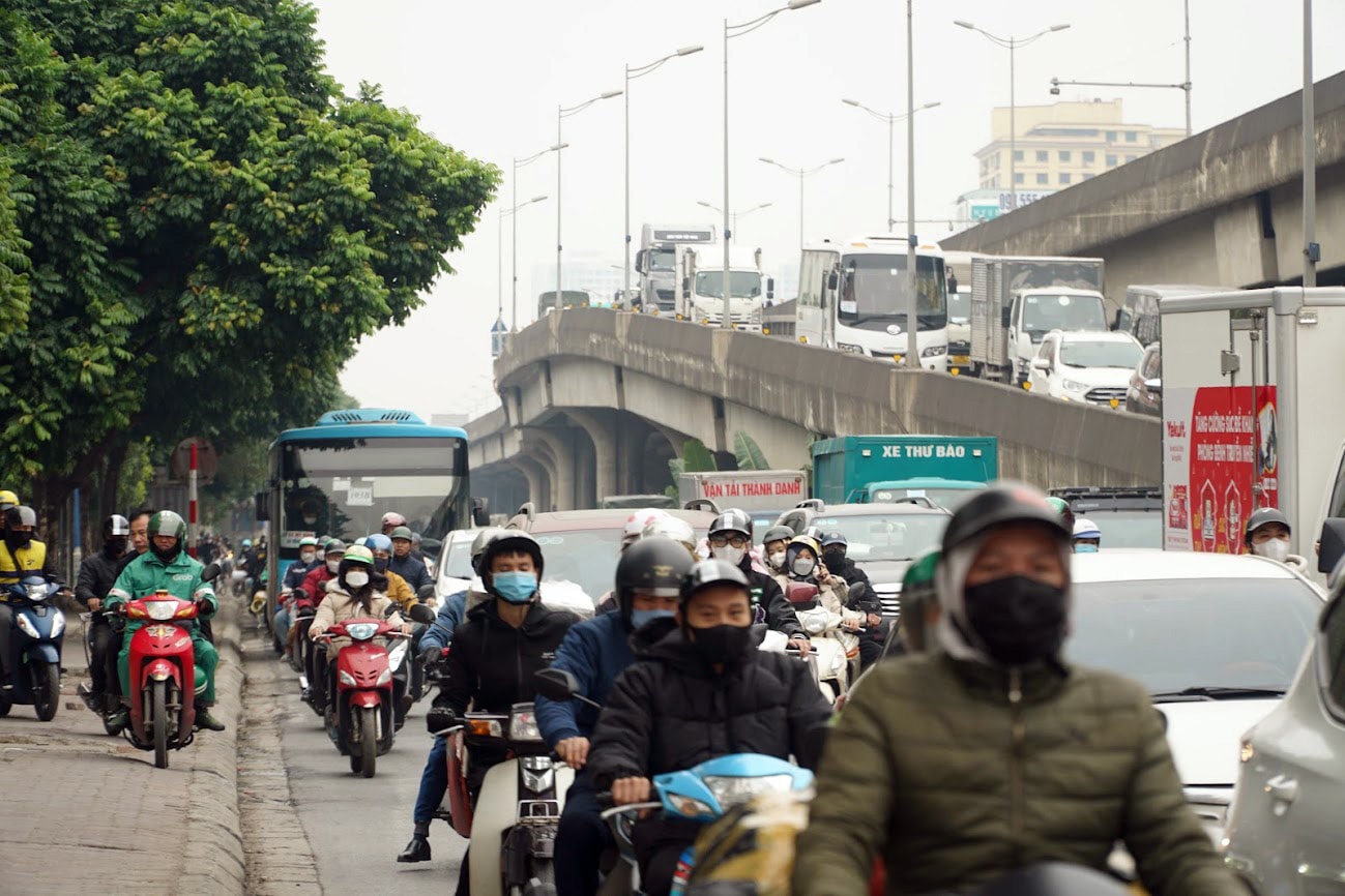 Người dân 'tay xách, nách mang', hối hả rời khỏi Thủ đô để nghỉ Tết Quý Mão 2023 - Ảnh 6.