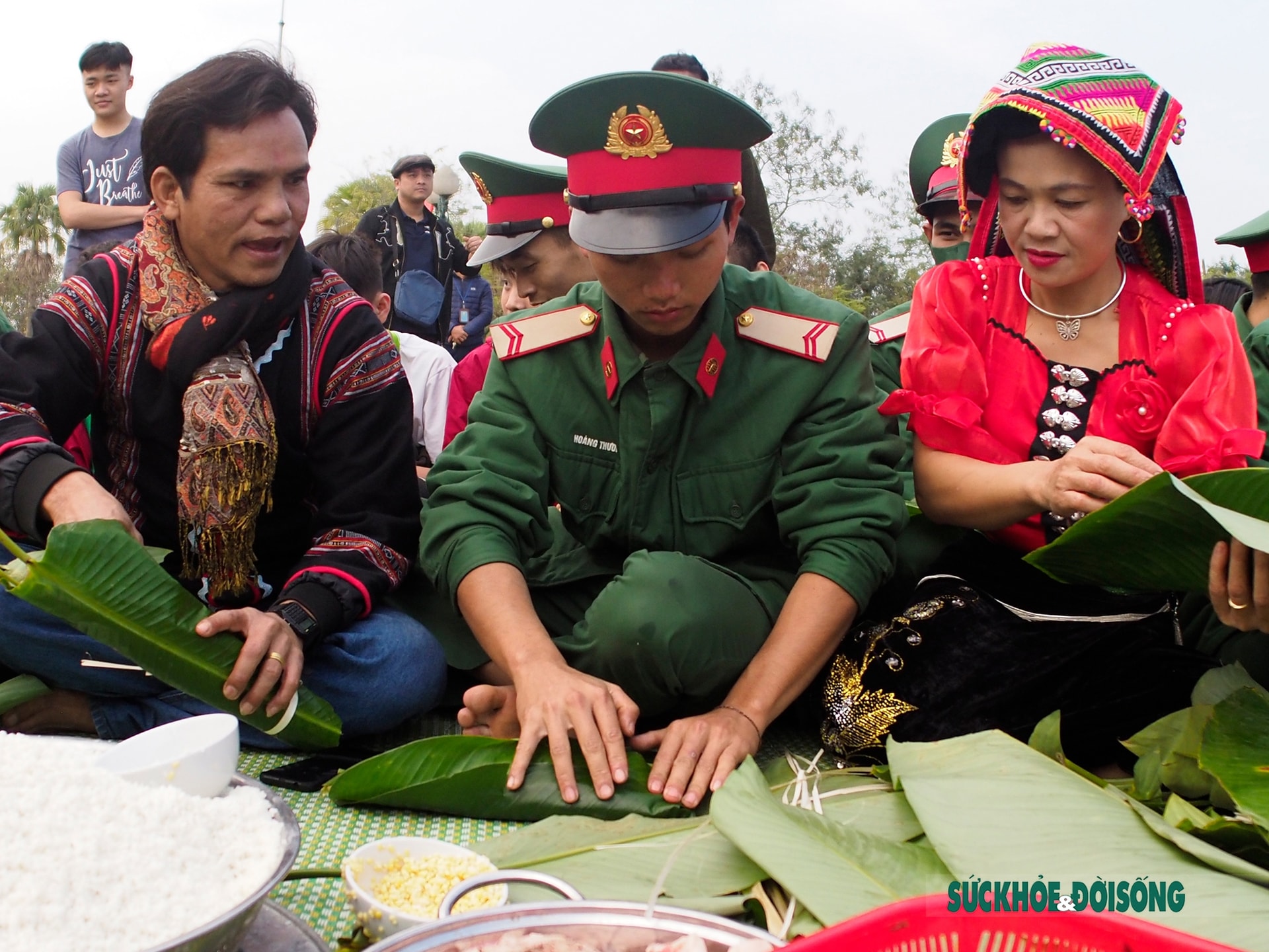 Bộ đội gói bánh chưng trong chương trình 