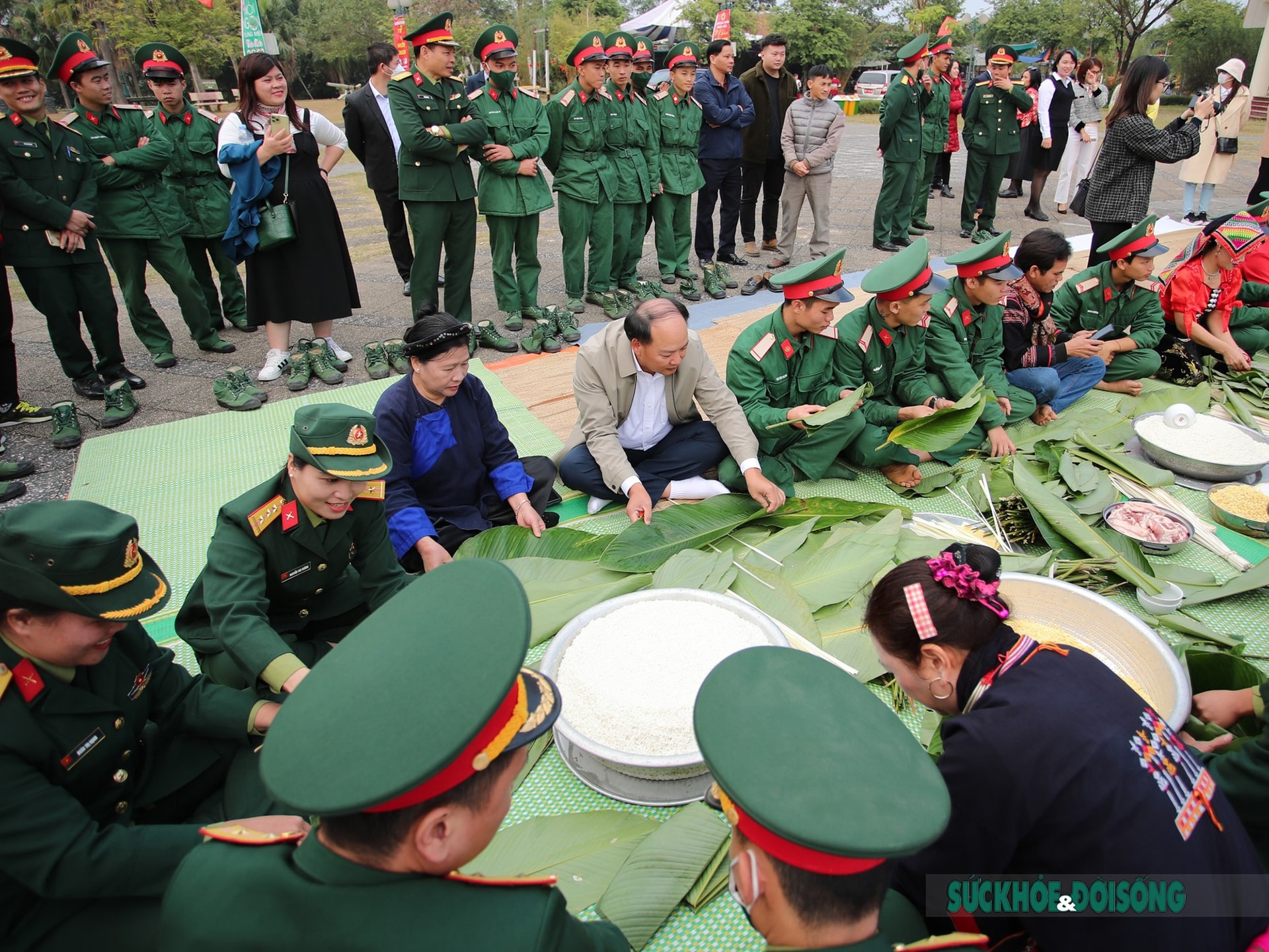 Bộ đội gói bánh chưng trong chương trình 