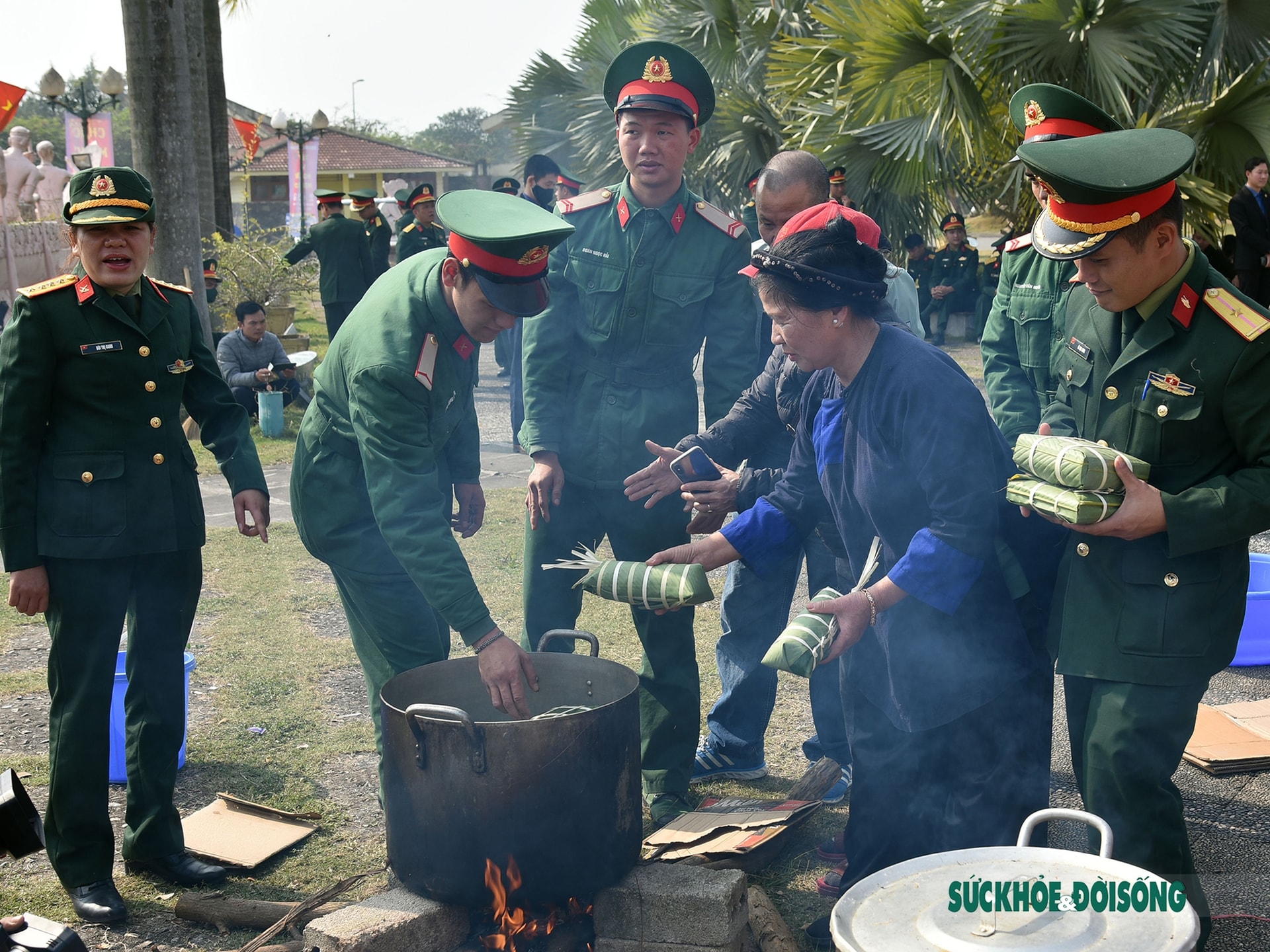 Bộ đội gói bánh chưng trong chương trình 