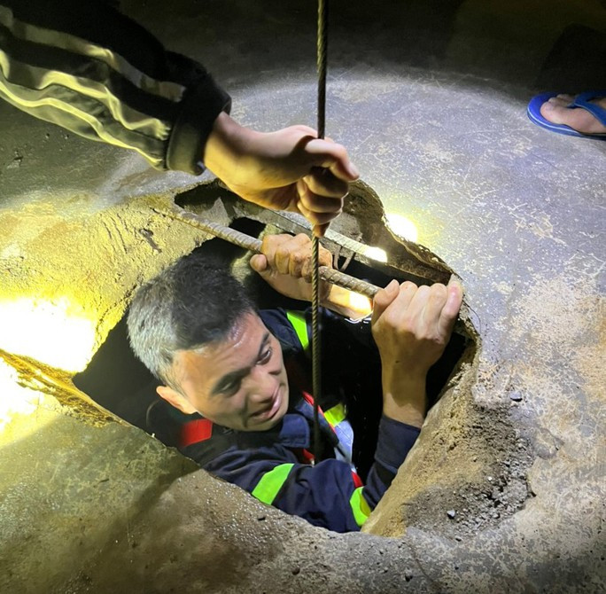 Giải cứu thành công hai cha con bị kẹt dưới giếng sâu hơn 20m - Ảnh 1.