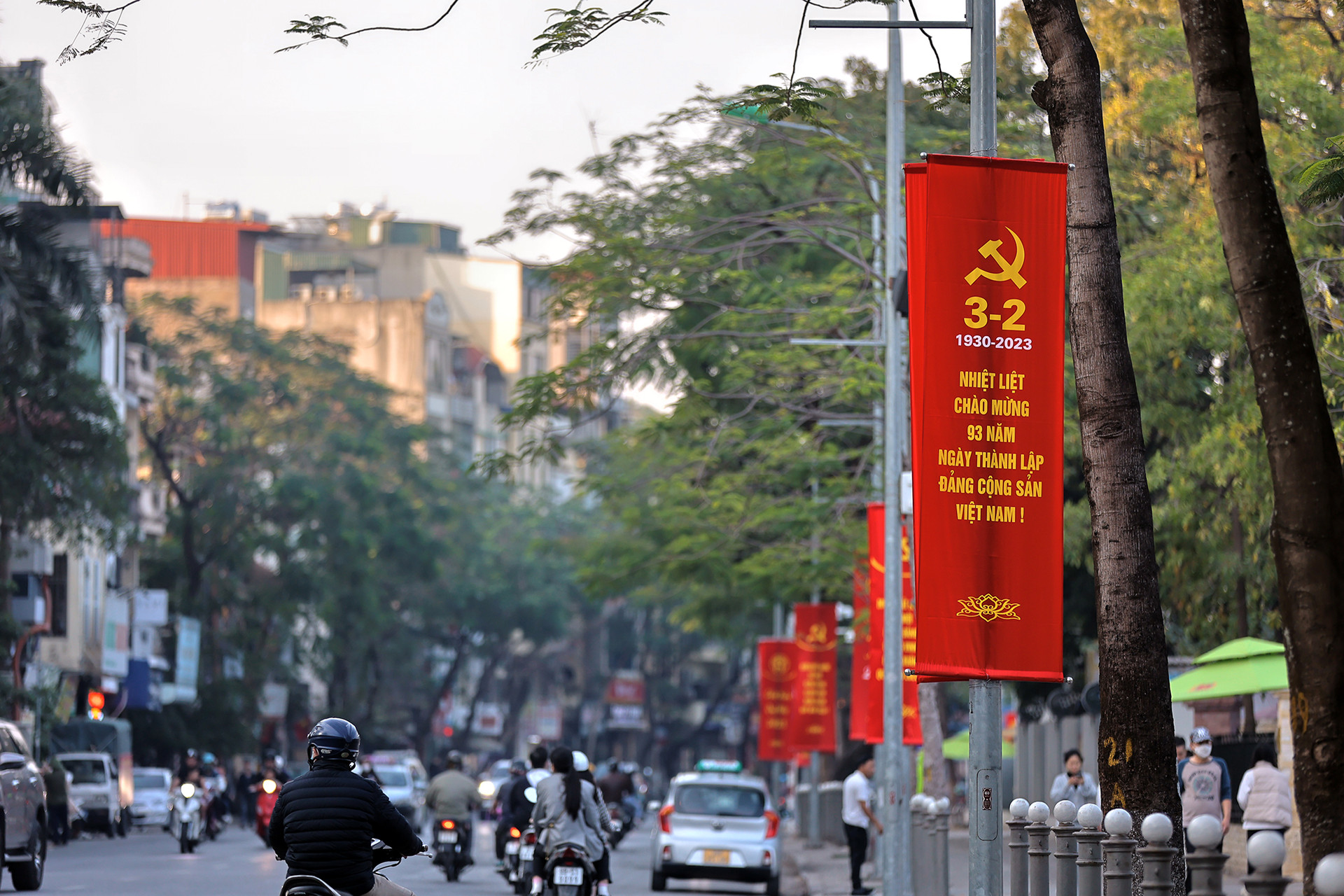 Phố phường Hà Nội rợp cờ hoa mừng Đảng, mừng Xuân Quý Mão 2023 - Ảnh 6.