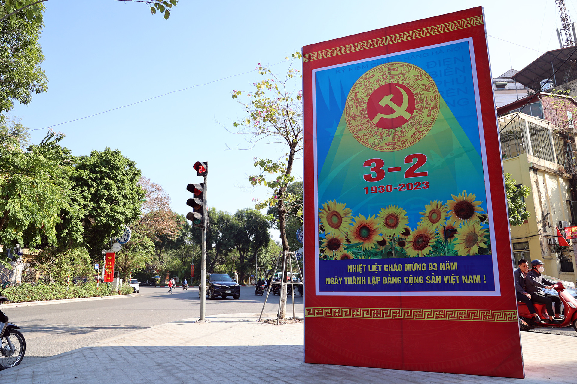 Phố phường Hà Nội rợp cờ hoa mừng Đảng, mừng Xuân Quý Mão 2023 - Ảnh 10.