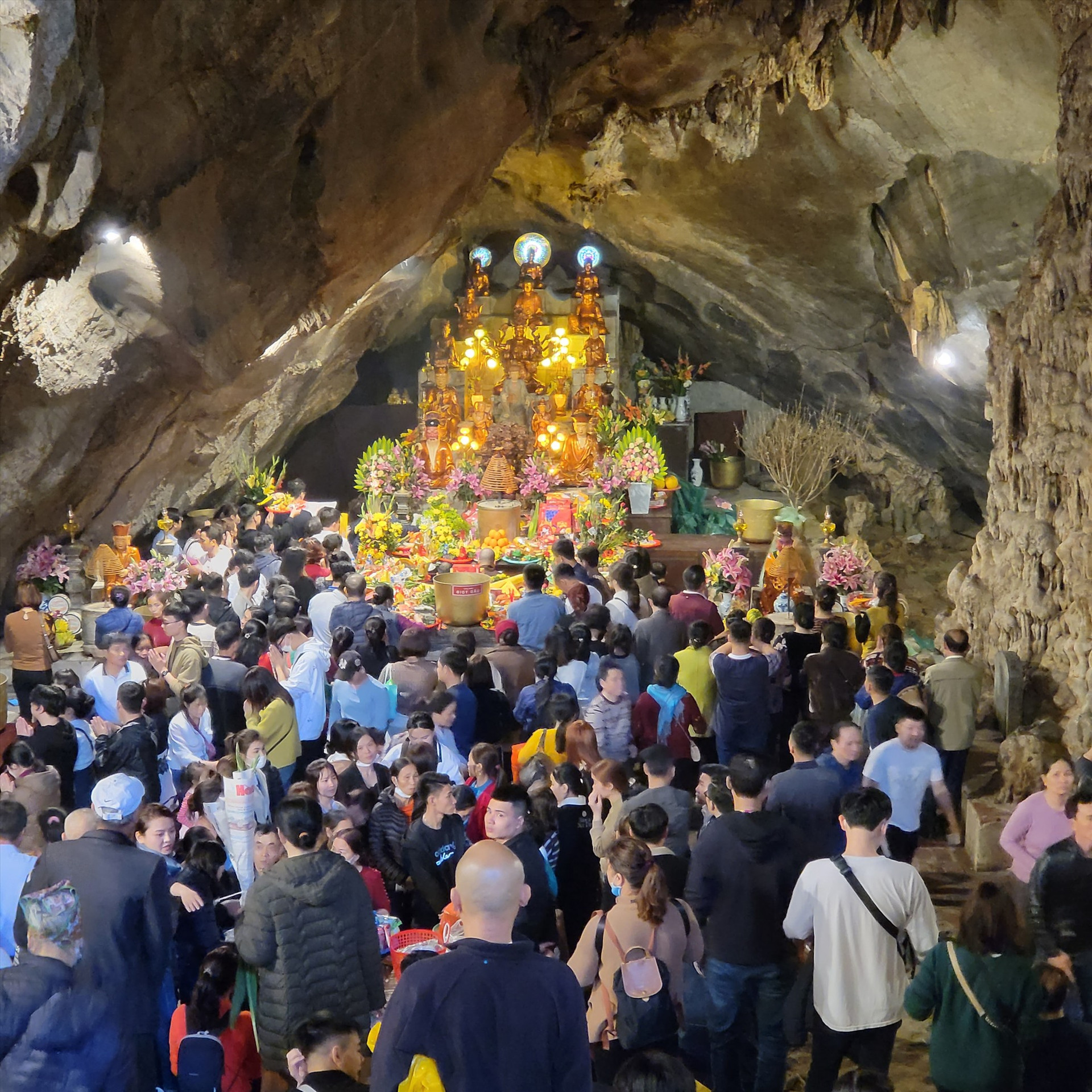 Chưa khai hội, hàng vạn du khách đã đến Chùa Hương đi lễ đầu năm - Ảnh 4.