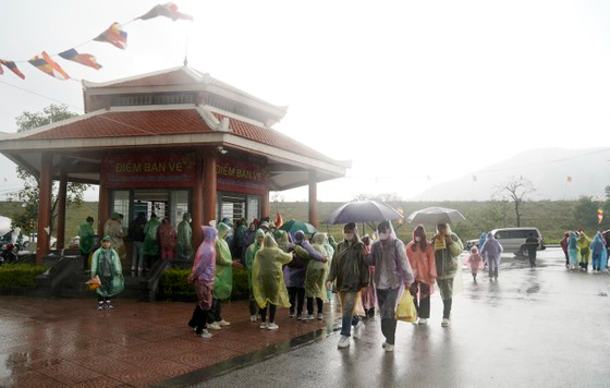 Mưa rét, hàng ngàn người vẫn đổ về chùa Hương Tích vãn cảnh đầu năm - Ảnh 3.