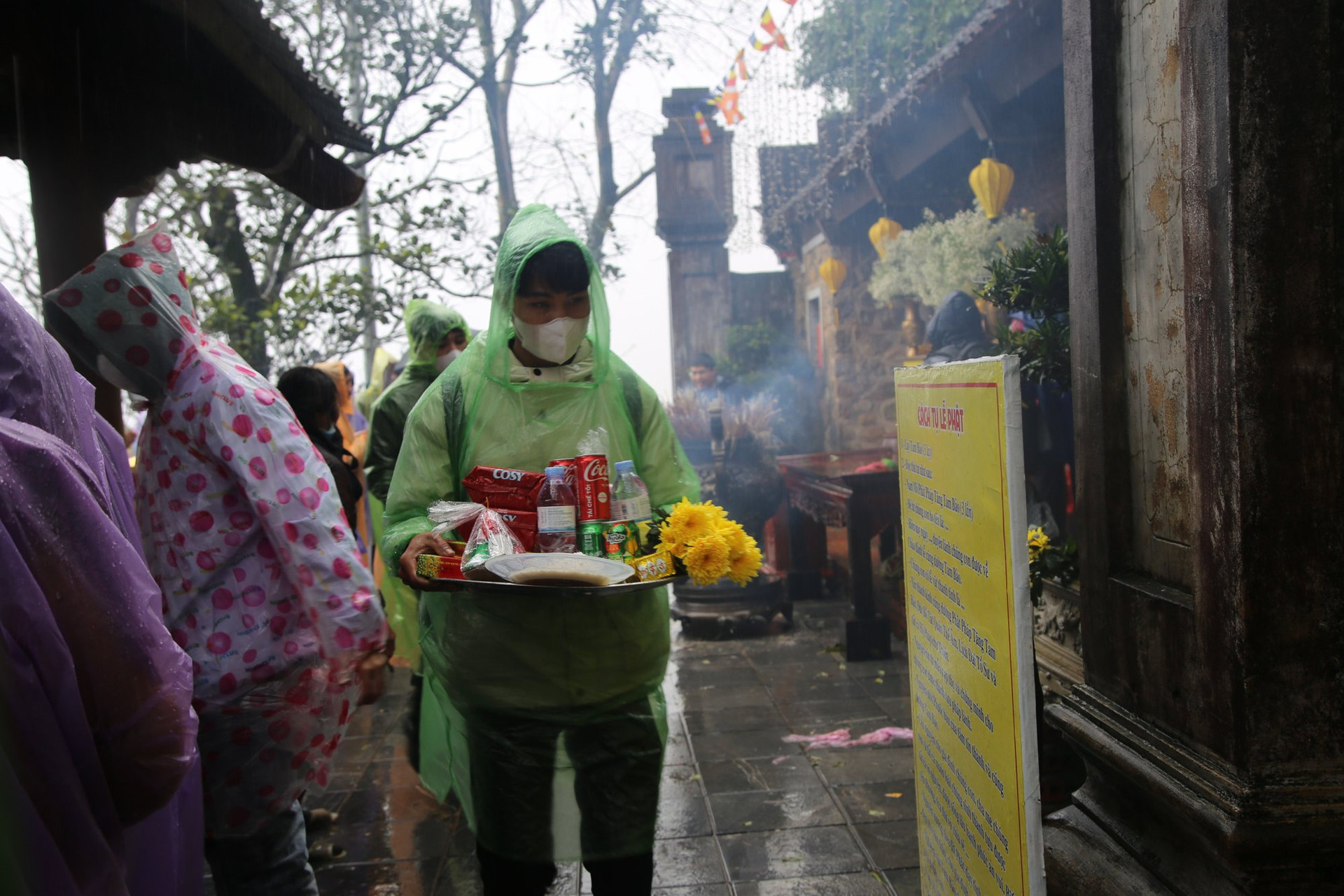Mưa rét, hàng ngàn người vẫn đổ về chùa Hương Tích vãn cảnh đầu năm - Ảnh 6.