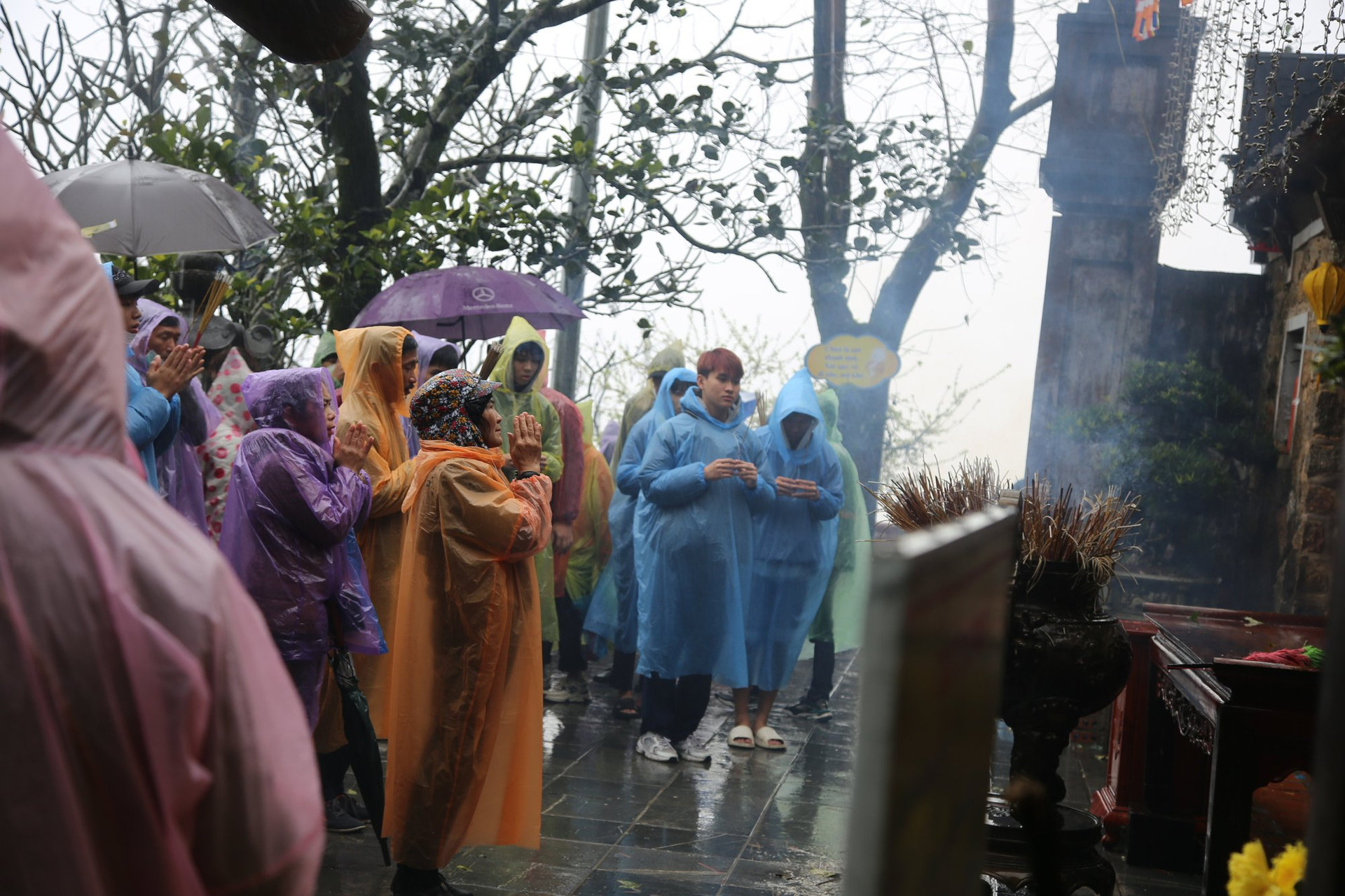 Mưa rét, hàng ngàn người vẫn đổ về chùa Hương Tích vãn cảnh đầu năm - Ảnh 9.