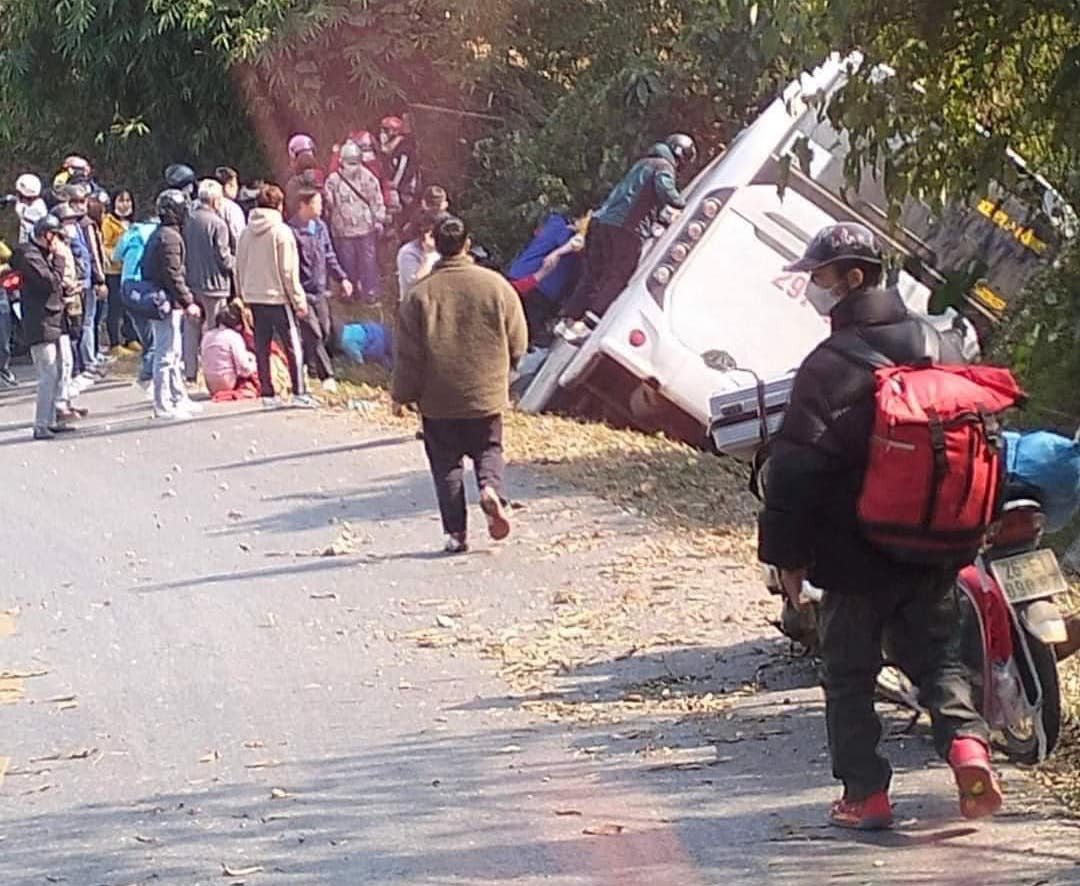 Ô tô khách chở 46 người bị lật tại khu vực Đèo Khế  - Ảnh 1.