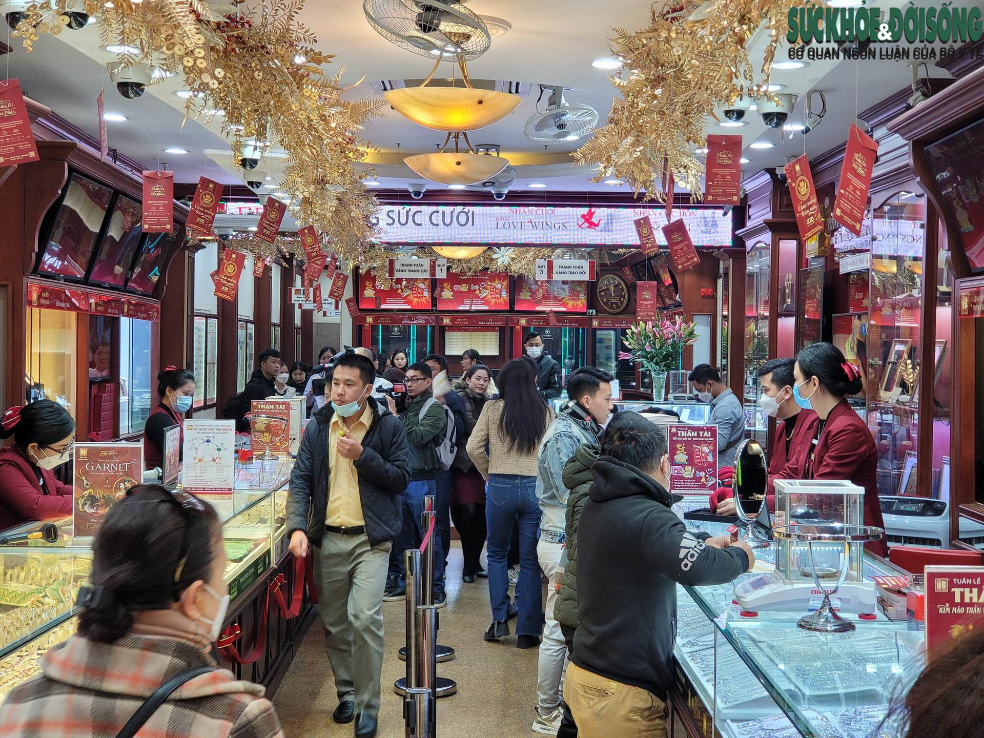 Các cửa hàng vàng nhộn nhịp khách mua trước ngày vía Thần Tài - Ảnh 3.