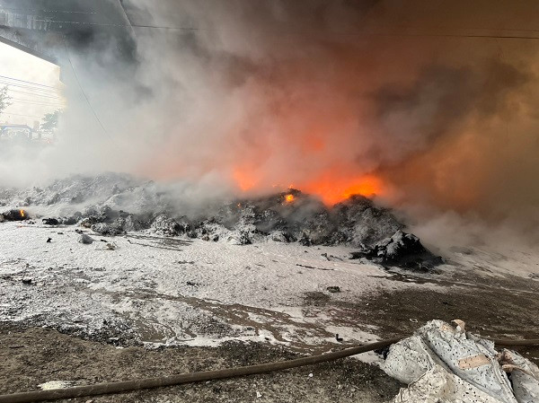 Nhanh chóng dập tắt đám cháy bãi phế liệu tại gầm cầu Thăng Long - Ảnh 1.