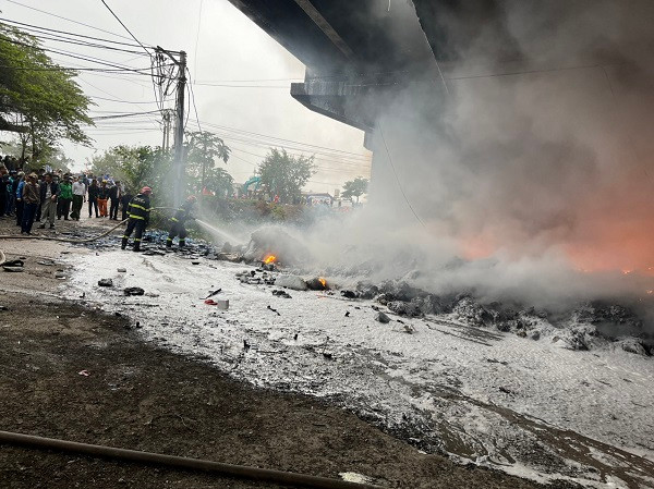 Nhanh chóng dập tắt đám cháy bãi phế liệu tại gầm cầu Thăng Long - Ảnh 2.