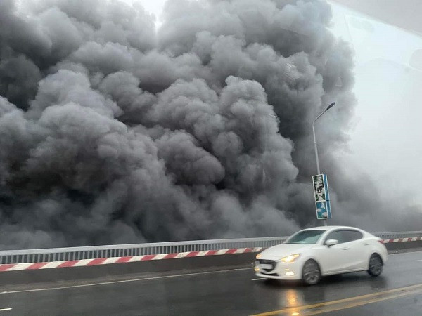 Nhanh chóng dập tắt đám cháy bãi phế liệu tại gầm cầu Thăng Long - Ảnh 3.