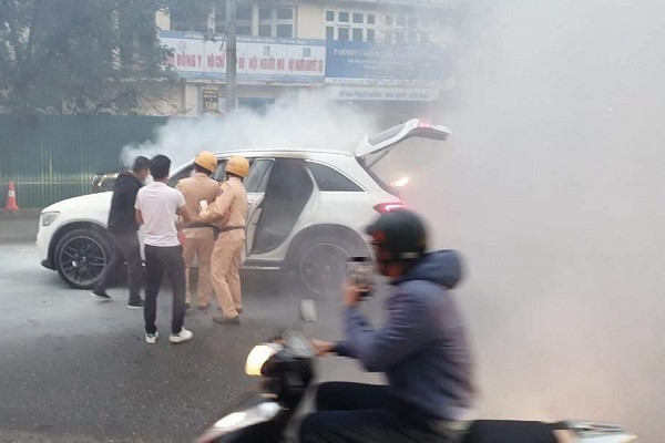 Nhanh chóng dập tắt đám cháy ô tô trên đường Phạm Hùng - Ảnh 3.