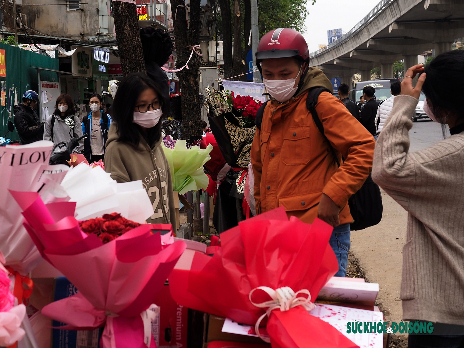 Hối hả vận chuyển hoa trong ngày Lễ tình nhân - Ảnh 14.