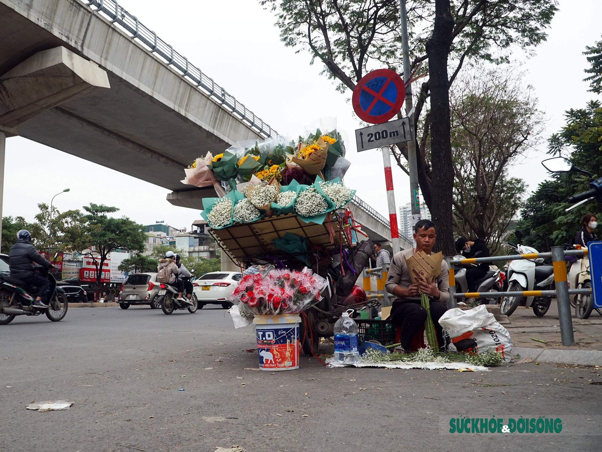 Hối hả vận chuyển hoa trong ngày Lễ tình nhân - Ảnh 10.