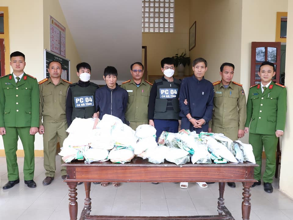 Bắt 2 đối tượng vận chuyển 31 kg ma túy xuyên biên giới Việt - Lào - Ảnh 1.