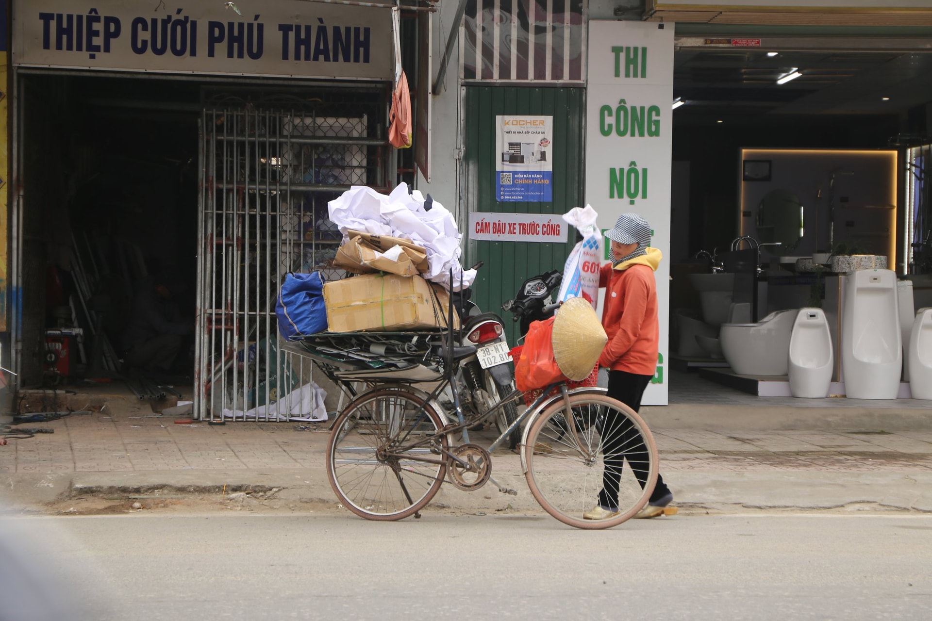 Những phụ nữ mưu sinh 'quên' ngày 8/3 - Ảnh 1.