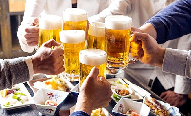 Vì sao uống rượu bia lại làm tăng nguy cơ gây ung thư? - Ảnh 2.