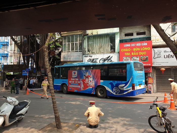 Hà Nội: Tránh hiện trường tai nạn, xe bus lao lên vỉa hè trên phố Đội Cấn - Ảnh 2.