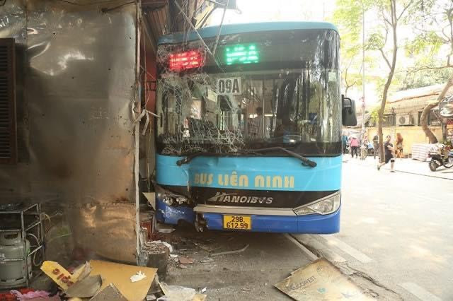 Hà Nội: Tránh hiện trường tai nạn, xe bus lao lên vỉa hè trên phố Đội Cấn - Ảnh 1.