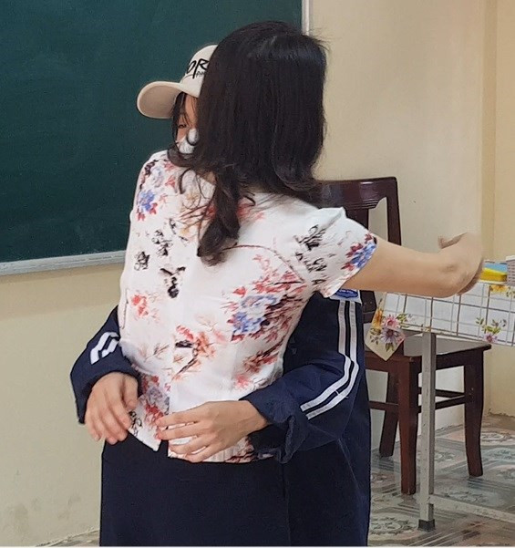 Sở GD&ĐT Vĩnh Phúc thông tin vụ cô giáo cắt tóc học sinh trên bục giảng - Ảnh 3.