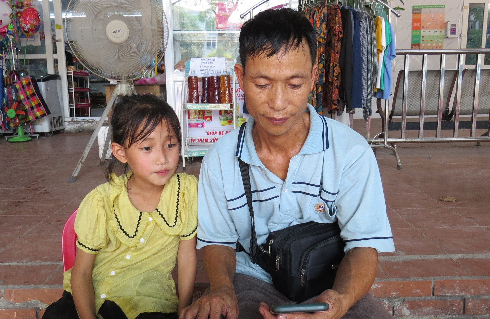 Vụ nổ lớn ở Nghệ An: Xót xa gia cảnh của hai vợ chồng có 3 con bị nạn  - Ảnh 1.