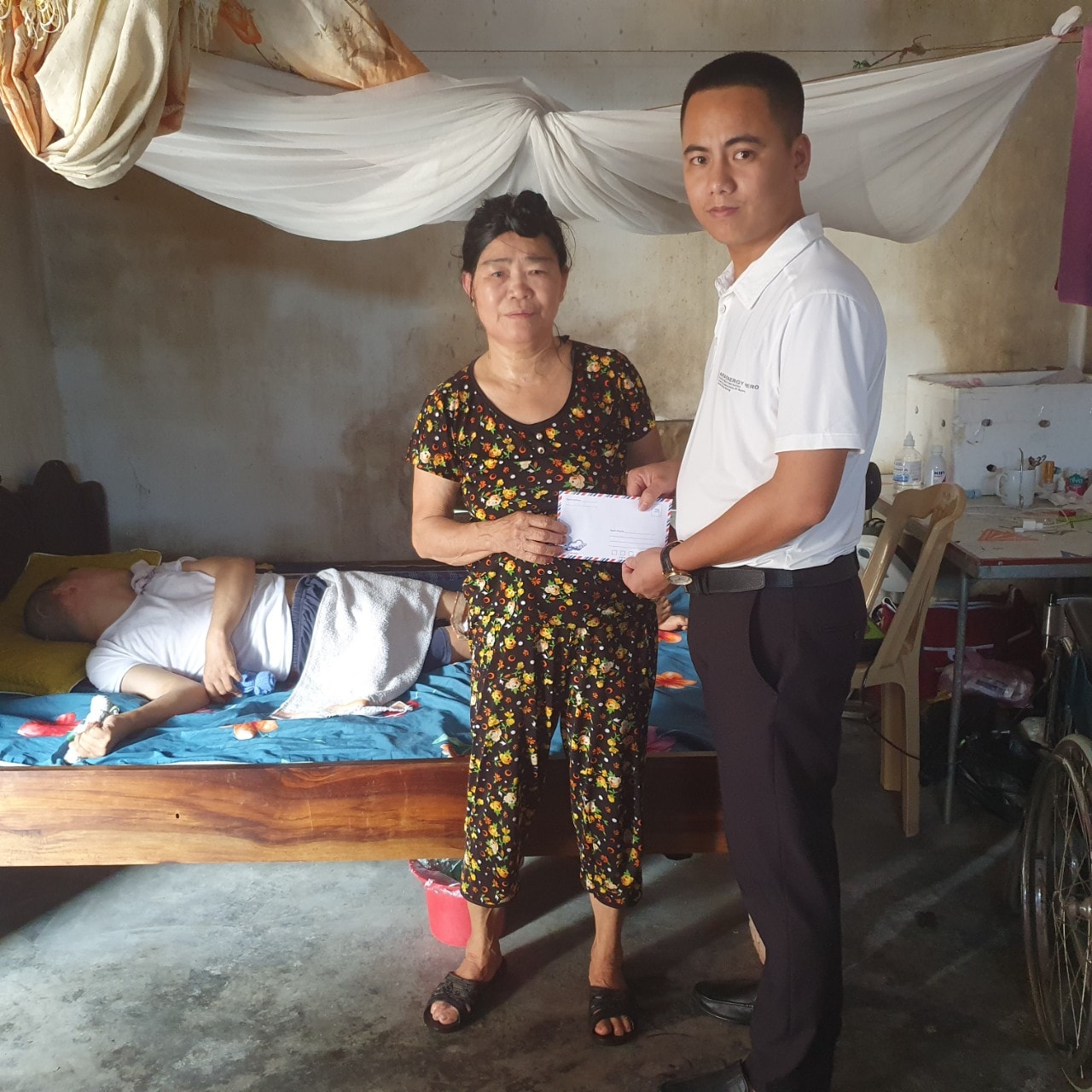 Thầy giáo giỏi trở thành người thực vật sau tai nạn nhận tiền hỗ trợ từ bạn đọc - Ảnh 3. Thầy giáo giỏi trở thành người thực vật sau tai nạn nhận tiền hỗ trợ từ bạn đọc - Ảnh 3.