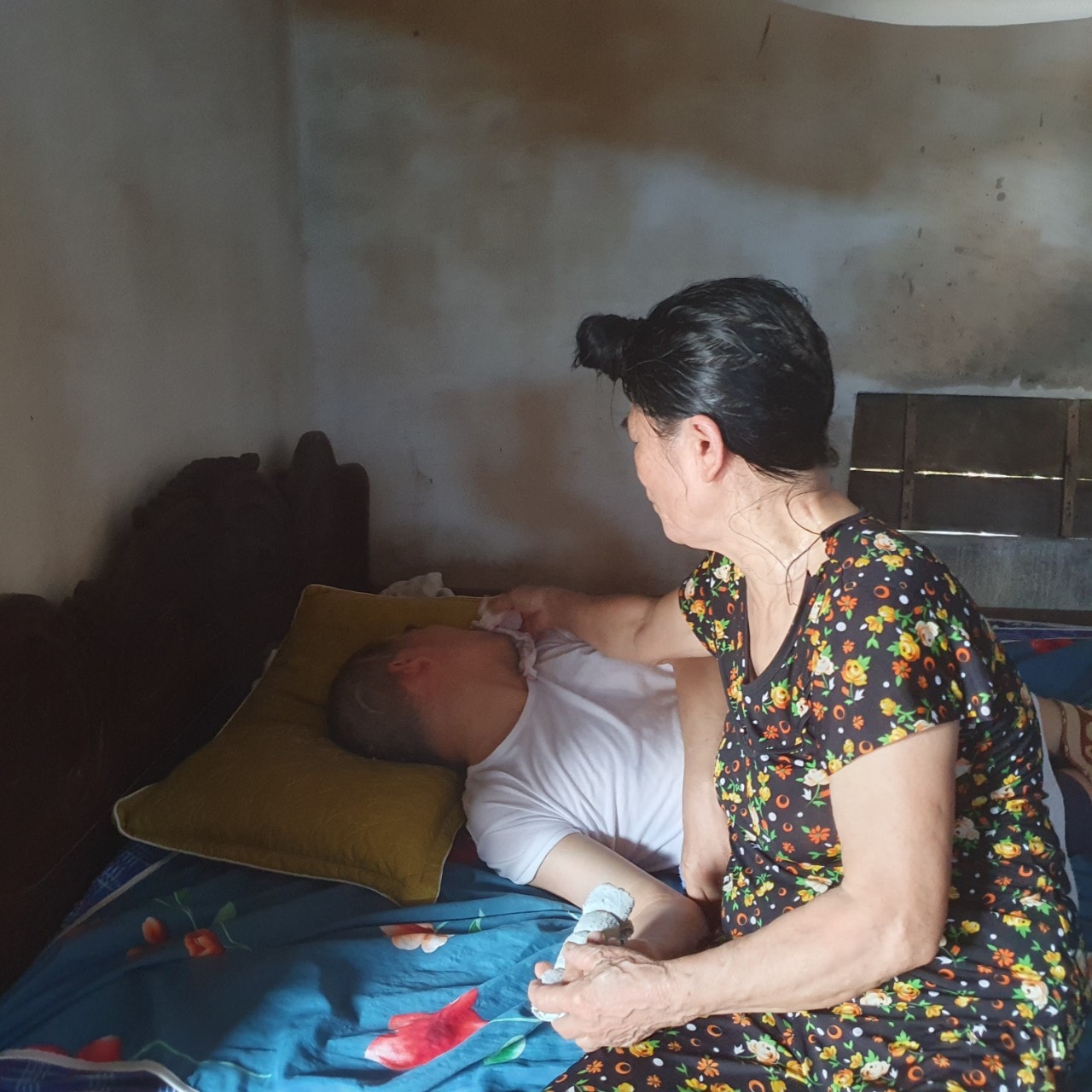 Thầy giáo giỏi trở thành người thực vật sau tai nạn nhận tiền hỗ trợ từ bạn đọc - Ảnh 1. Thầy giáo giỏi trở thành người thực vật sau tai nạn nhận tiền hỗ trợ từ bạn đọc - Ảnh 1.